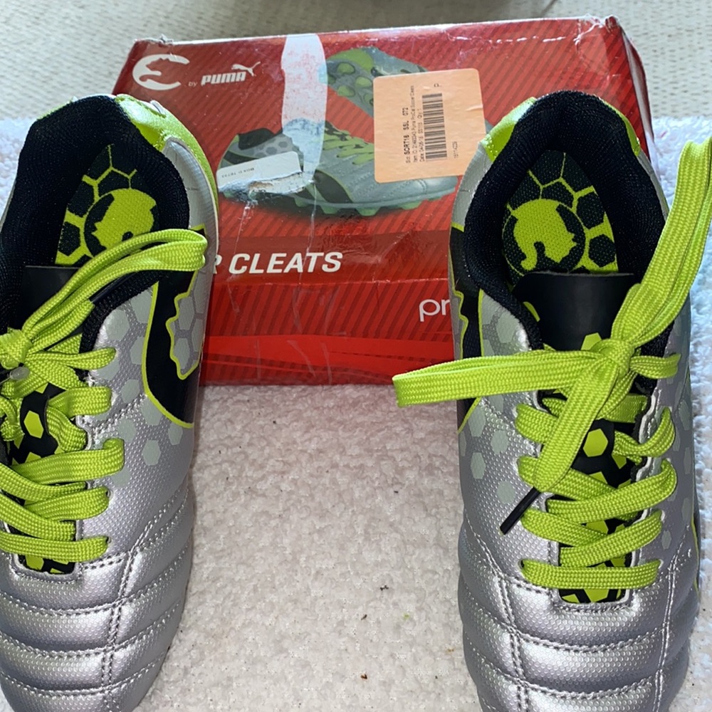 NIB Puma Soccer Cleats Sz 2Y Silver/Neon Green - Picture 4 of 5